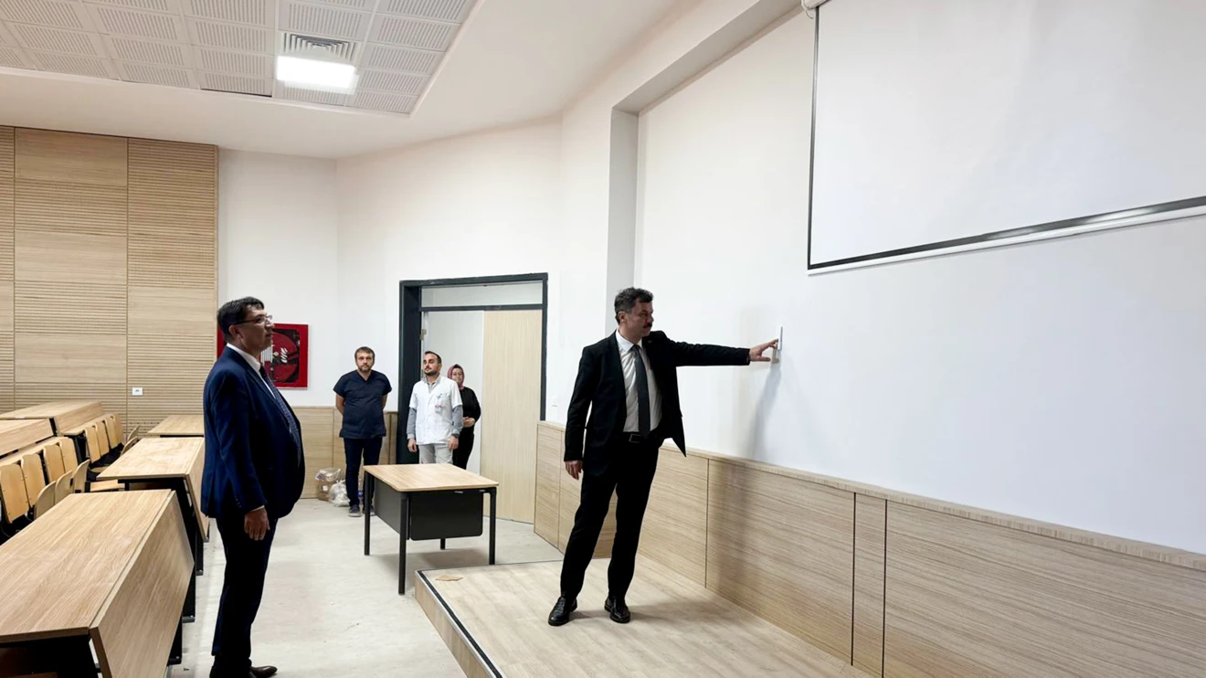 Rektör Yılmaz, Eczacılık Fakültesi binasında incelemede bulundu